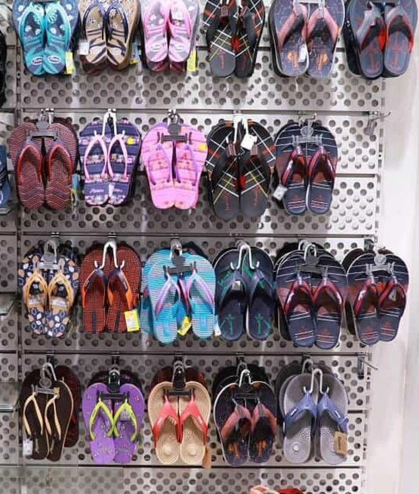 Q1 Beads 100 Pcs. Stainless Steel Slipper Hanger Hooks for Shoe Shop Display Showroom Display(Chrome)
