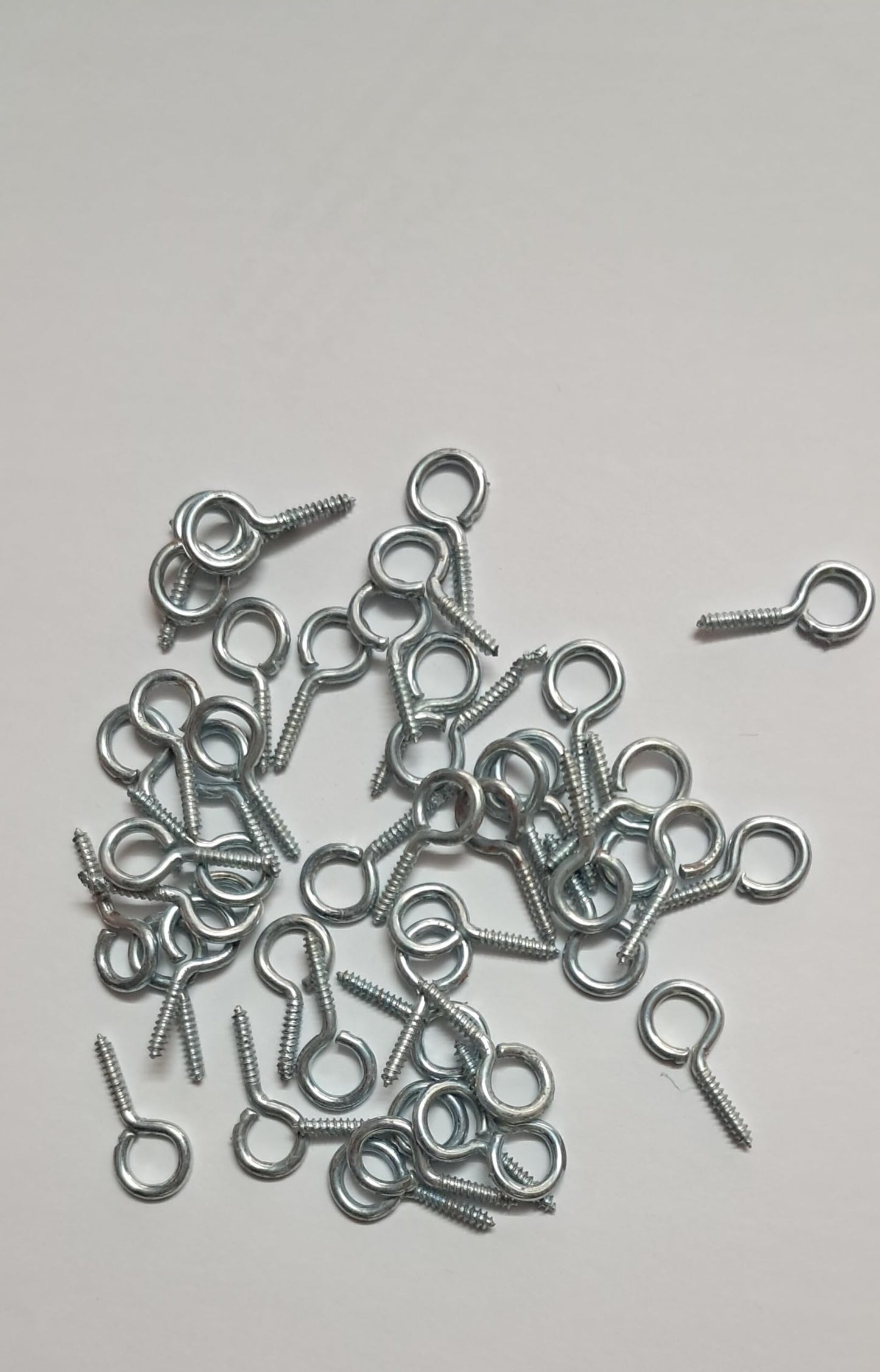 Q1 Beads Metal 150 Pcs. Combo B Hook Eye Hook Screws, Screw in Eye Hooks for Wood, Securing Cables Wires, Self Tapping Eyelet Screw Eye Bolts for Indoor & Outdoor Use (0.5 inch, 1 inch)